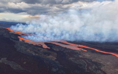 Mauna Loa Volcano erupts on Big Island in Hawaii oan