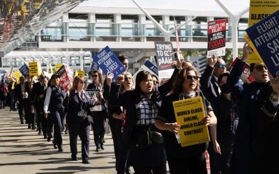 U.S. Flight Attendants Picket At Major Airports For Higher Pay oan