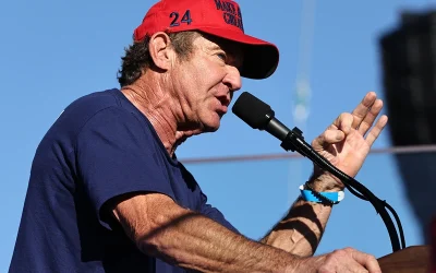Dennis Quaid Rallies For Trump In California, Tells Crowd It’s ‘Time To Pick A Side’ oan
