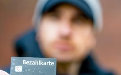 Far-Left Advocacy Group In Hamburg Shows Migrants How To Get Cash In Benefits-Card-Loophole
