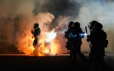 Multiple officers injured in Portland after violent rioters attempted to breach ICE facility oan