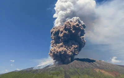 Italy’s Mount Etna erupts in wild fashion, forces tourists to flee oan