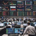 trader20looking208320giant20trading20desk_1.jpg