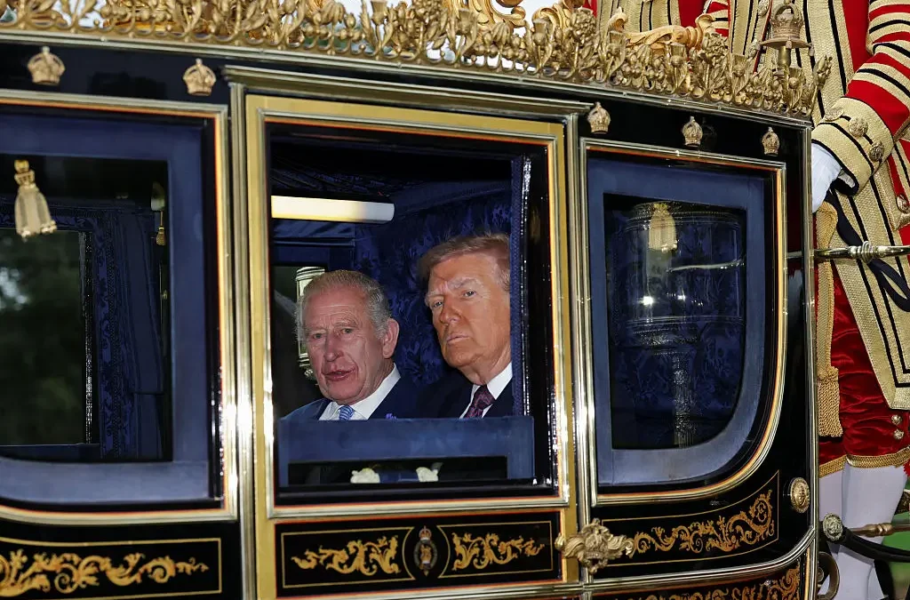 Trump, First Lady ride with their Majesties in carriage to Windsor Castle oan