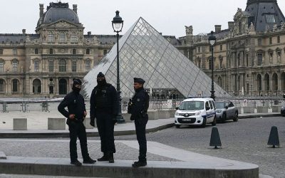 Manhunt underway after thieves steal ‘priceless’ jewelry from Louvre oan