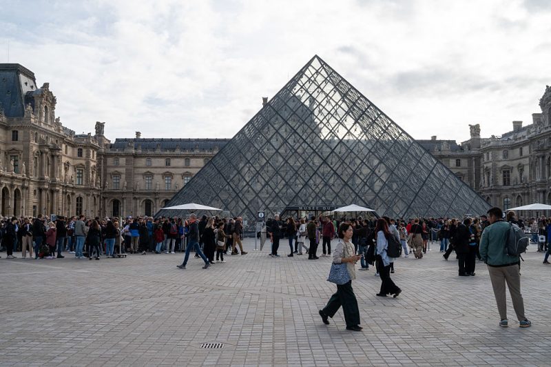 Two suspects arrested in connection to Louvre precious jewels heist oan