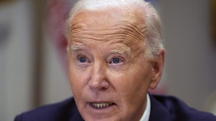 Joe Biden’s Family Christmas Photo Is So Awkward And Wrong