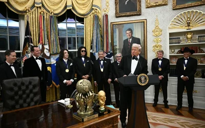 Trump presents medallions to 2025 Kennedy Center honorees in Oval Office oan