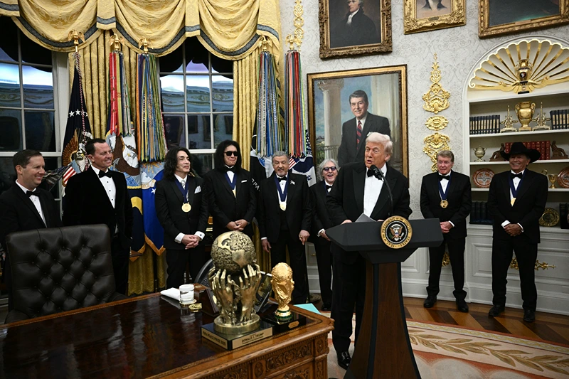 Trump presents medallions to 2025 Kennedy Center honorees in Oval Office oan