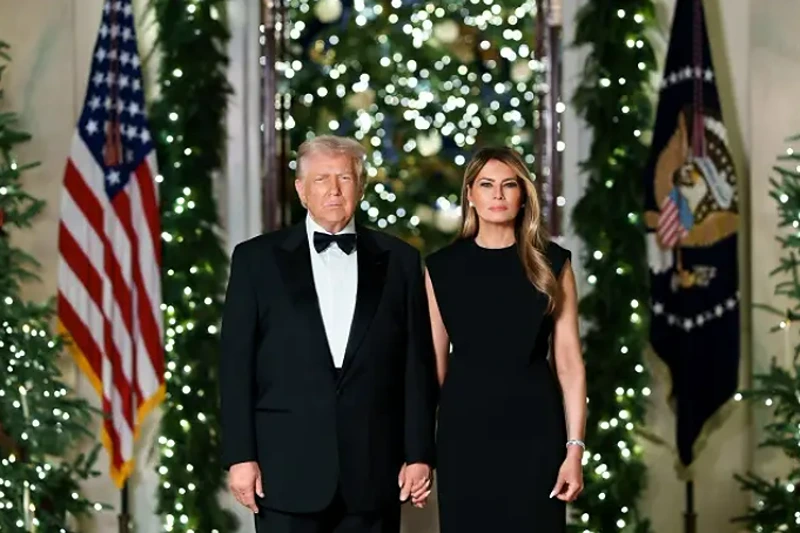 Official Christmas portrait with President Trump and First Lady released by WH oan
