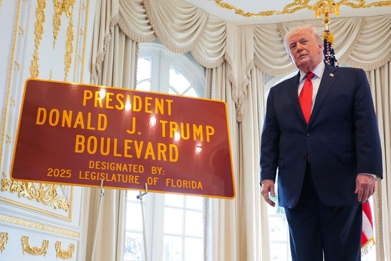 Trump attends dedication ceremony to rename roadway from Palm Beach Int’l Airport to Mar-a-Lago in his honor oan