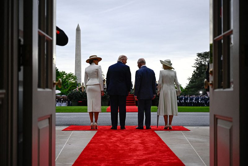 King Charles and Queen Camilla arrive at WH for State Arrival Ceremony oan
