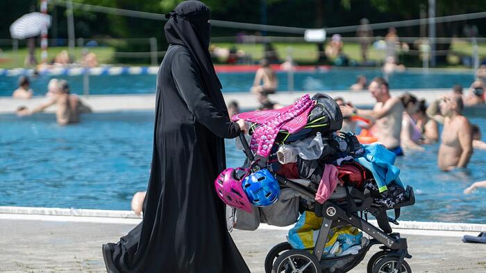 German Swimming Pool Bans Visitors Who Can’t Speak German, Citing Safety Concerns