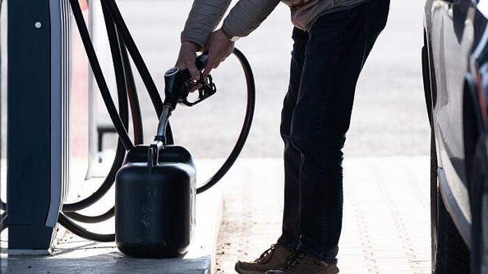 German Motorists Flood Czech Border As Fuel-Price-Cap Ends