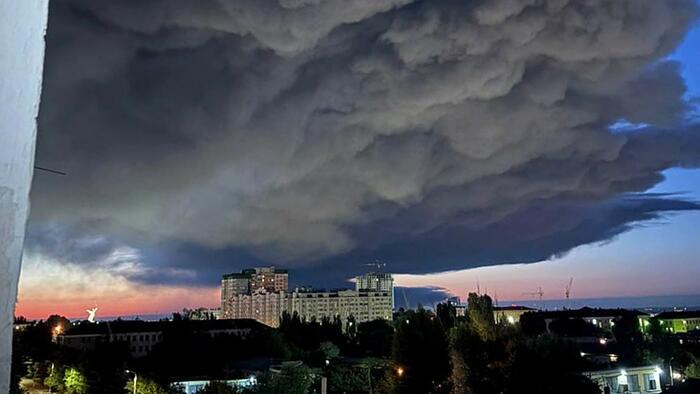 Entire Russian City Enveloped In Smoke & Darkness After Major Refinery Attacked