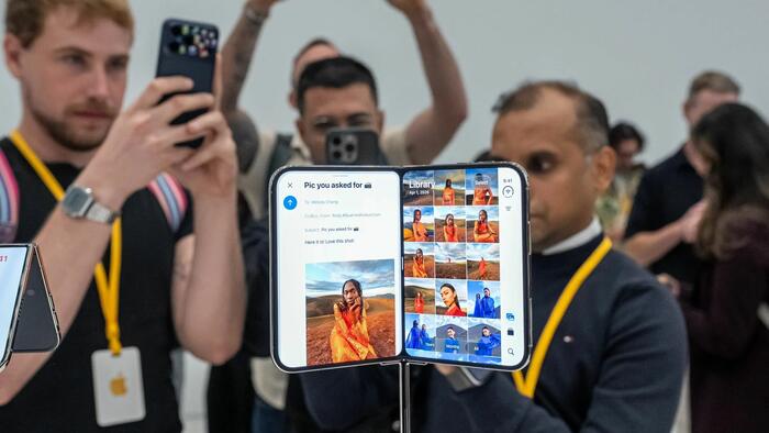 China’s iPhone Flippers Face Losses Before Apple’s Foldable Even Launches