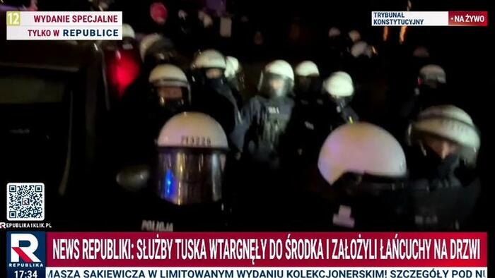 Polish President Abruptly Reroutes Flight As Police Surround Constitutional Court
